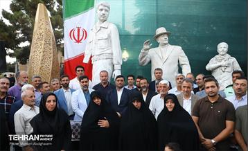 رونمایی از مجسمه های 6 شهید در منطقه 15 7