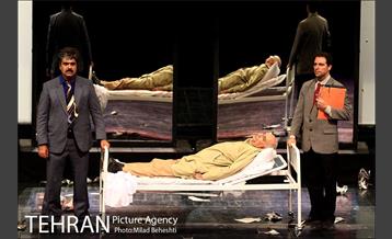 نمایش راپورت های شبانه دکتر مصدق‎ 21