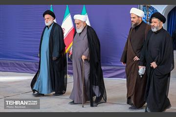 مراسم اقامه نماز بر پیکر آقای شهید ایران 51