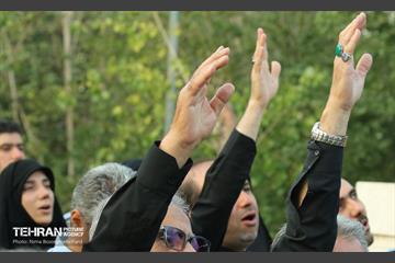 اهتزاز پرچم عزای حسینی بر فراز برج پرچم ایران 21