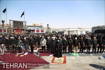 مراسم عزاداری ظهر عاشورا در میدان امام حسین(ع) 24