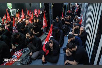عزاداری روز عاشورا به نیابت از رهبر شهید انقلاب 23