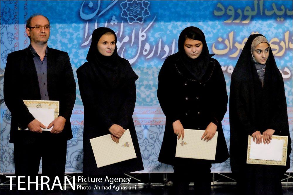 مراسم تجلیل از دانشجویان خانواده های ایثارگران شهرداری 31