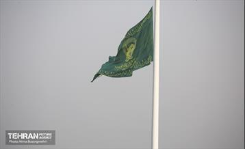 اهتزاز پرچم سبز رضوی بر فراز برج پرچم ایران 36
