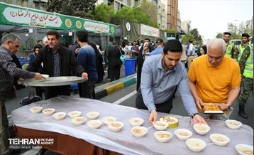 خدمت‌رسانی مواکب منطقه10 به نمازگزاران عید سعید فطر 14