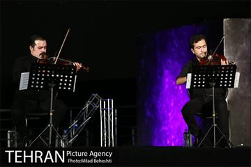 کنسرت شهرام و حافظ ناظری در محوطه باز برج میلاد‎ 5