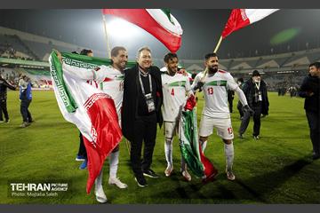 جشن و شادی بازیکنان و کادر فنی تیم ملی ایران پس از صعود به جام جهانی 2022