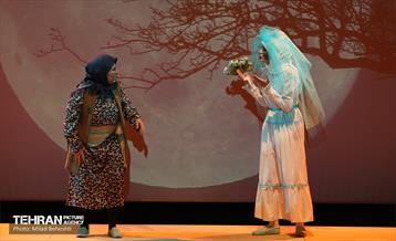 نمایش پیرزنی که در زمین خانه داشت‎ 14