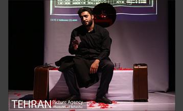 نمایش او فقط خسته بود‎ 12