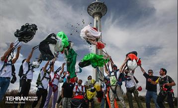 پرش چتربازان به مناسبت روز جمهوری اسلامی 1