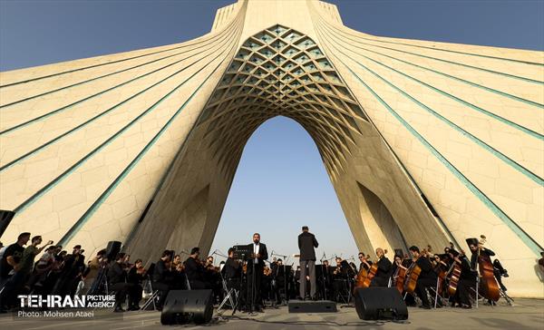 اجرای ارکستر سمفونیک تهران در میدان آزادی 39