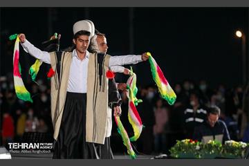 مدال افتخار انقلاب بر گردن برج آزادی 9