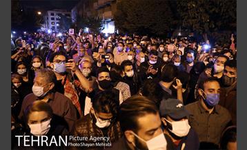 حضور مردم مقابل بیمارستان جم پس از فوت استاد شجریان 5