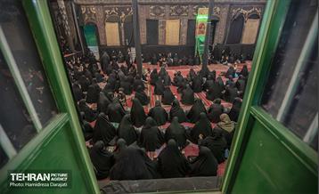 جلوی منبر و تمام صحن تکیه سادات اخوی زنان حضور داشتند و مردان در ایوان‌های دو طرف تکیه مستقر شده بودند بنابراین جمعیت زنان حاضر چند برابر مردان حاضر در تکیه بود.