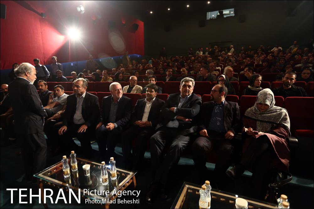 افتتاحیه مستند زمستان است 1