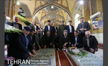 زیارت شهردار تهران از قبور شهدای دفاع مقدس 21