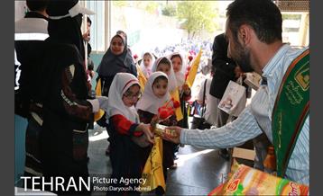 اهدای هدایای ویژه به دانش آموزان دبستان دخترانه شهید خوشنویسان 15
