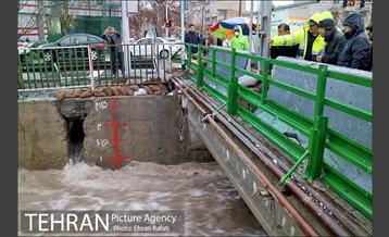 بازدید مدیران شهری از لایروبی و رسوب زدایی شبکه جمع آوری آبهای سطحی 34