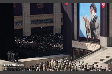 مراسم اقامه نماز بر پیکر آقای شهید ایران 62