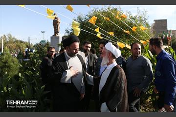 رونمایی از مجسمه «علامه امینی» 10