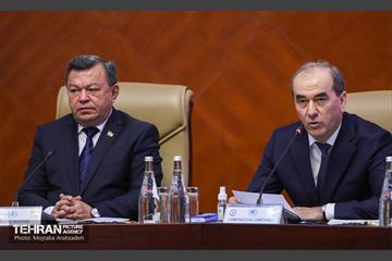 راست: عثمان علیزاده، معاون نخست وزیر تاجیکستان چپ: فرهاد رحیمی، نایب رییس مجلس تاجیکستان و رییس آکادمی ملی علوم، در نشست عمومی مجمع شهرداران آسیایی