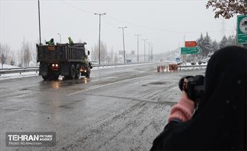 عملیات برف‌روبی در منطقه چهار