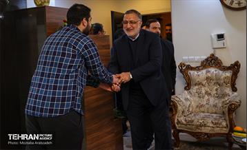 قرار خدمت؛ دیدار شهردار تهران با خانواده شهید آرمان علی وردی 3