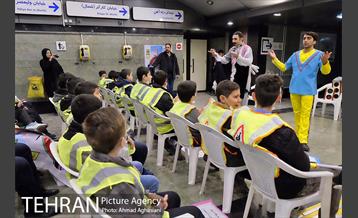 اجرای برنامه تاتر ترافیکی برای کودکان و دانش آموزان در مترو  راه آهن 2