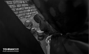 بانوانی که هر سال تاسوعا کله سحر برای ادای نذرشان و پخت حلوا به این محله می‌آیند برای گرفتن حاجتشان از ۷ نفر لقمه حلوای نذری گرفته‌اند و بعد که حاجت روا شده‌اند خودشان به یکی از حلواپزهای این کوچه در روز تاسوعا تبدیل شده‌اند.