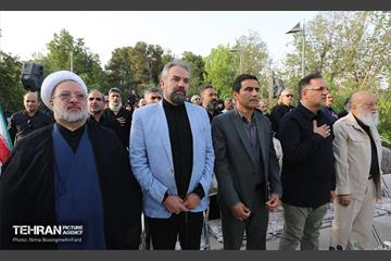 اهتزاز پرچم عزای حسینی بر فراز برج پرچم ایران 35
