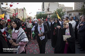 استقبال از خانواده شهدای غزه در میدان فلسطین تهران 22