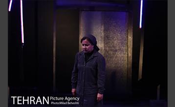 نمایش در اتاق باد می وزد 7