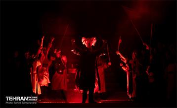 نمایش «تنهاتر از مسیح» 14