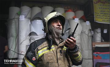 آتش‌سوزی انبار چسب در بازار تهران 8