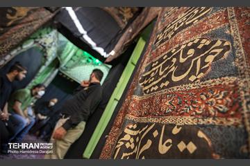 پارچه‌های عزای امام حسین (ع) با قدمت ۱۰۰ ساله که بر دیوار‌های حسینیه نقش بسته است