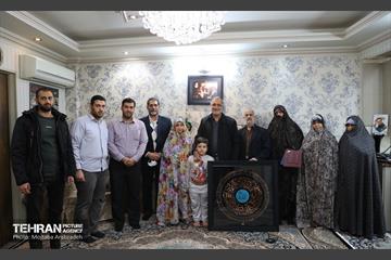 حضور شهردار تهران در منزل خانواده شهید عبدالله باقری 11