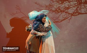 نمایش پیرزنی که در زمین خانه داشت‎ 15