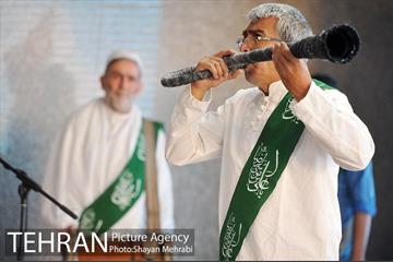 اهتزاز پرچم حرم حضرت معصومه (س) در برج میلاد 2