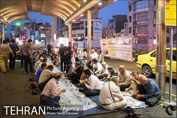 مراسم افطاری ساده در پایانه های تاکسیرانی شهر تهران 6