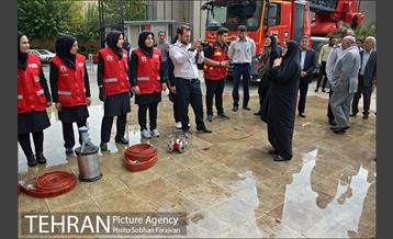 بازدید اعضای شورای اسلامی شهر از نمایشگاه آتش نشانی 9