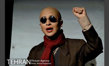 نمایش "همه چیز می گذرد، تو نمی گذری" 7