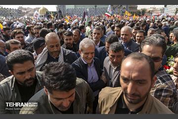 مراسم تشییع پیکر شهید سردار عباس نیلفروشان - 2 14