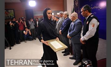 تجلیل از خانواده شهدای آتش‌نشان حادثه پلاسکو با حضور شهردار تهران 42