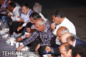 افطاری ساده راننده های تاکسی در پایانه تاکسیرانی صادقیه 17