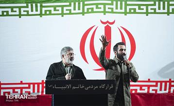 آیین بدرقه زائر اولی‌ها به‌ سوی عتبات عالیات در میدان انقلاب 20