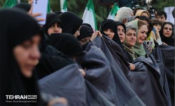 اهتزاز پرچم عزای حسینی بر فراز برج پرچم ایران 12