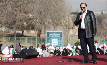 پنجره‌ای رو به آسمان آبی در منطقه 3 7