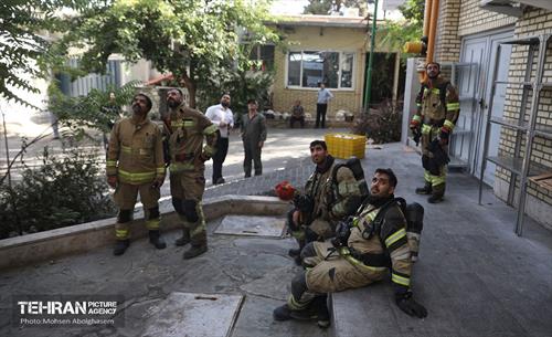 اطفای حریق ساختمان نیمه کاره در بزرگراه نیایش 15