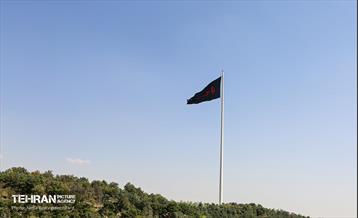 اهتزاز پرچم عزای حسینی بر فراز برج پرچم ایران 6