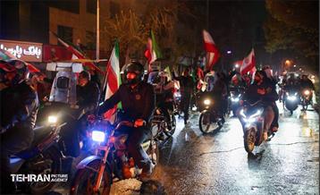 کاروان‌ موتوری و خودرویی از میدان انقلاب تا ساختمان هلال احمر تهران 35